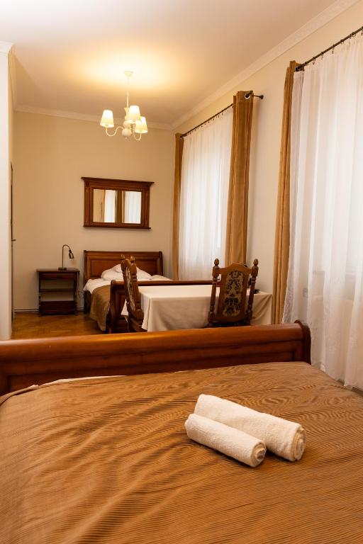 Postel nebo postele na pokoji v ubytování Hotel Jagielloński