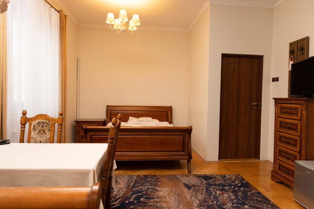 Postel nebo postele na pokoji v ubytování Hotel Jagielloński