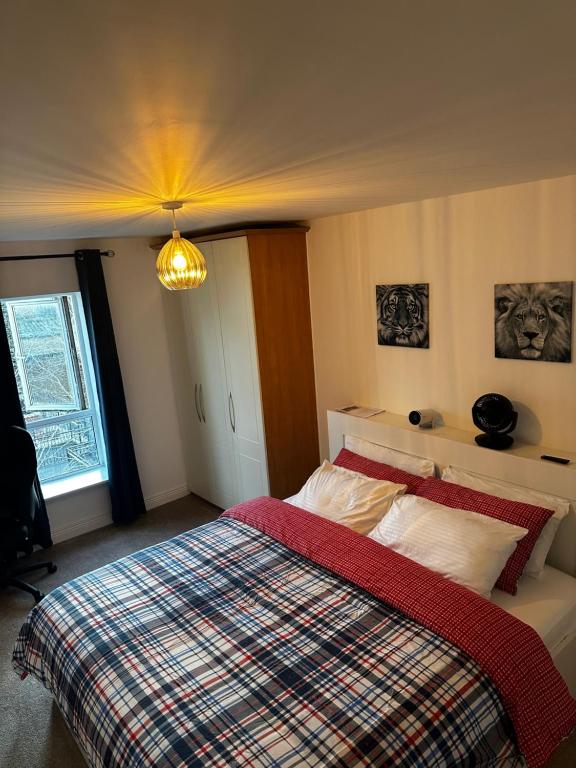 Postel nebo postele na pokoji v ubytování Spacious En-suite Room