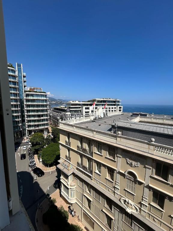 widok z powietrza na budynek i ocean w obiekcie Monaco Scala Suite Rickeys w Monte Carlo