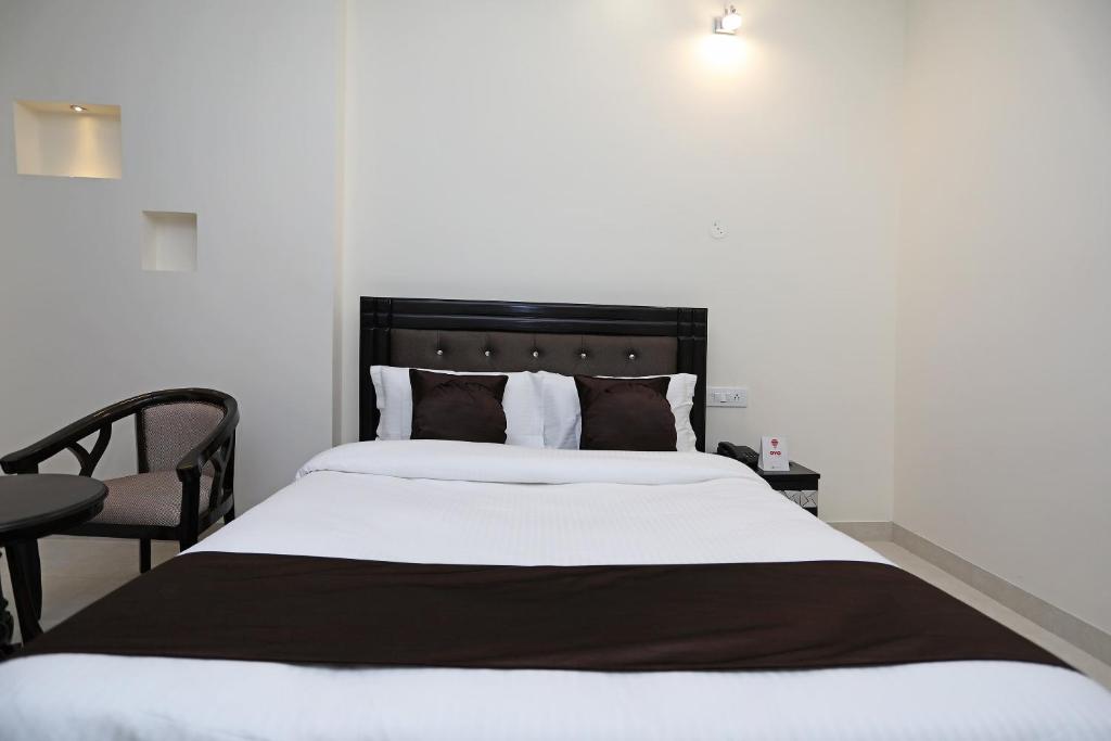 Postel nebo postele na pokoji v ubytování Hotel O Royal Inn