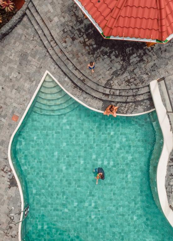 Bazén v ubytování Montaña de fuego Mountain Resort & Spa nebo v jeho okolí