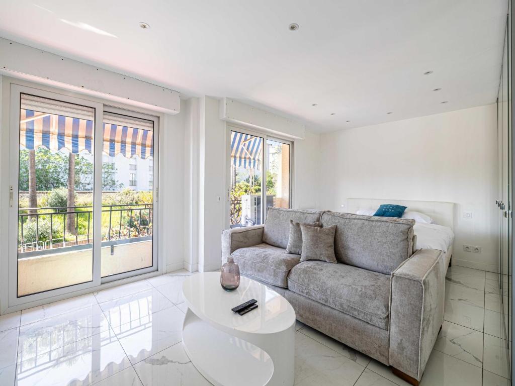 un salon avec un canapé et une table dans l'établissement Modern and Cosy Studio- AC- 4P- Cannes, à Cannes