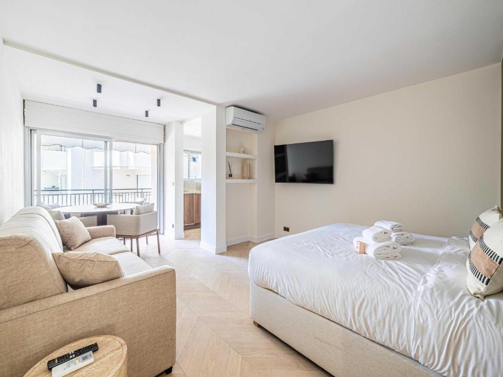 un salon avec un lit et un canapé dans l'établissement Elegant apartment - AC-4P - Cannes, à Cannes