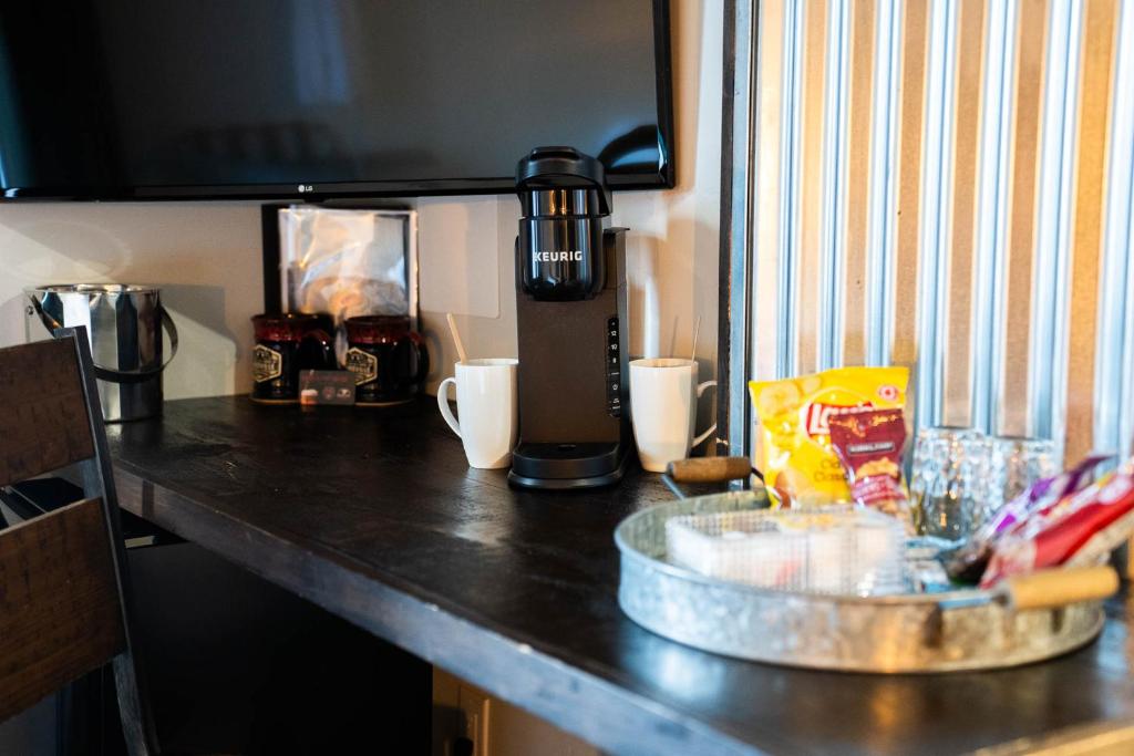 Příslušenství pro přípravu čaje a kávy v ubytování Heart & Hops Brewery Suites