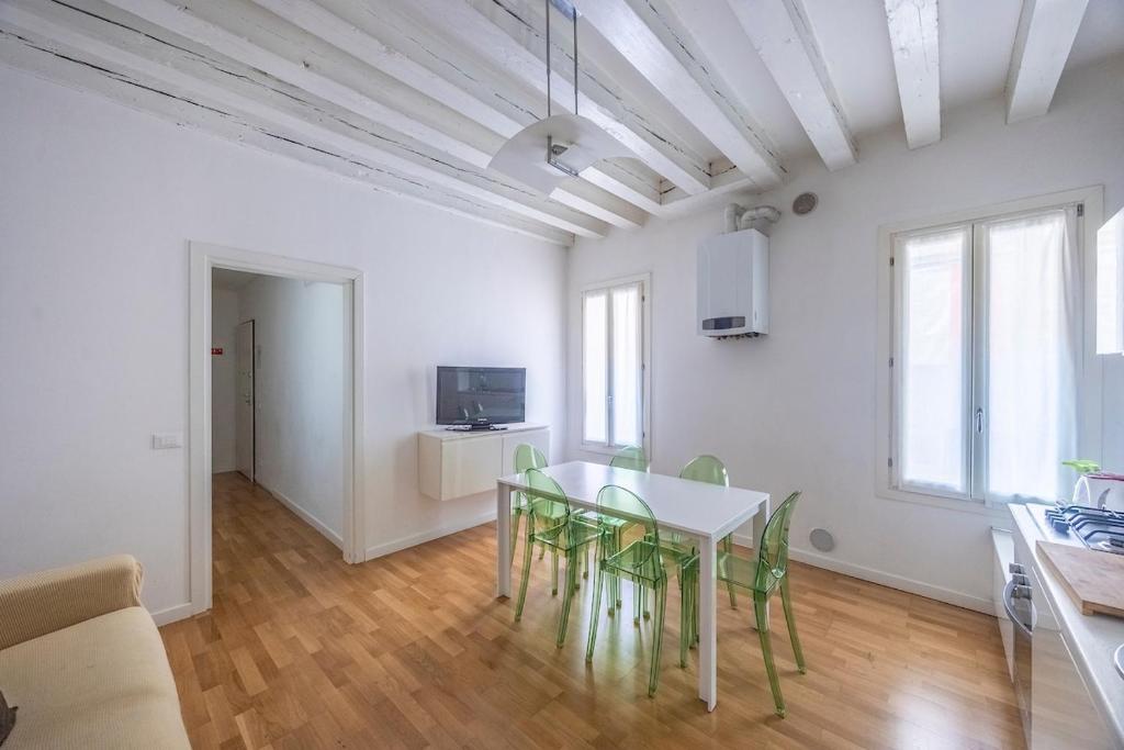 Telewizja i/lub zestaw kina domowego w obiekcie Rialto al Manganer by Venicevillas