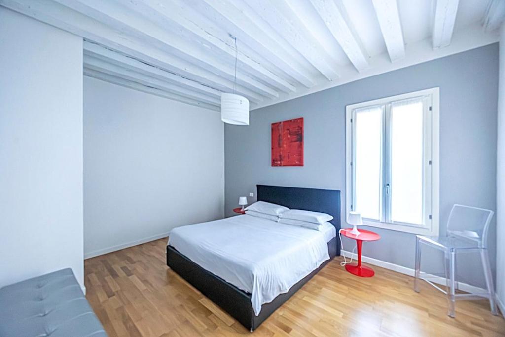 Łóżko lub łóżka w pokoju w obiekcie Rialto al Manganer by Venicevillas
