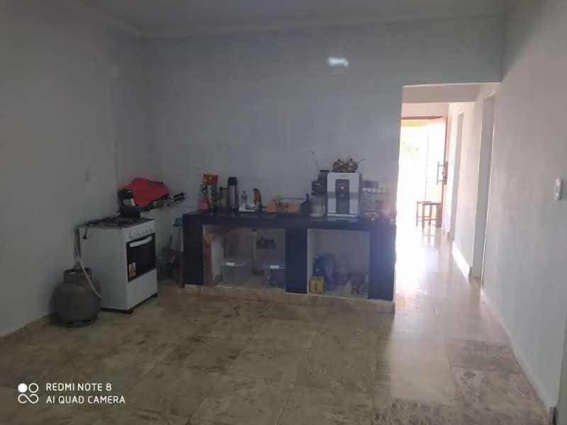 Chapadacasa irece a 30 km de jussara的一间带柜台和冰箱的客厅