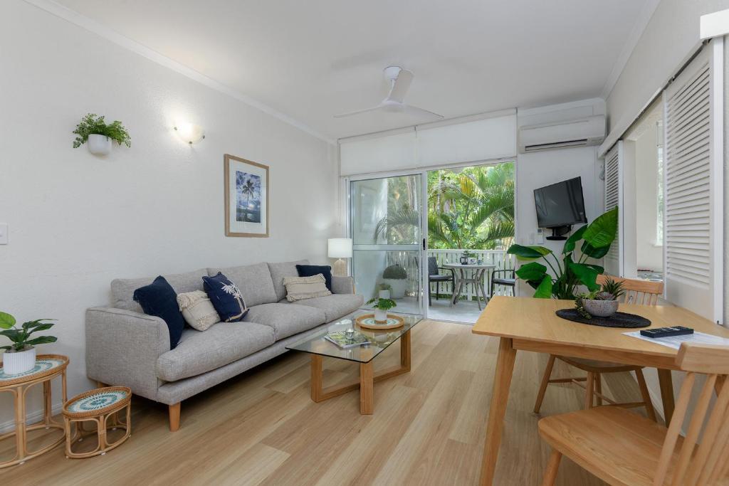 TV a/nebo společenská místnost v ubytování Coral Apartments Port Douglas