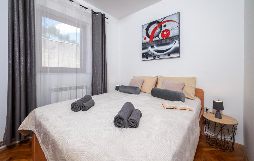 Posteľ alebo postele v izbe v ubytovaní Cozy Apartment In Rabac With Wifi
