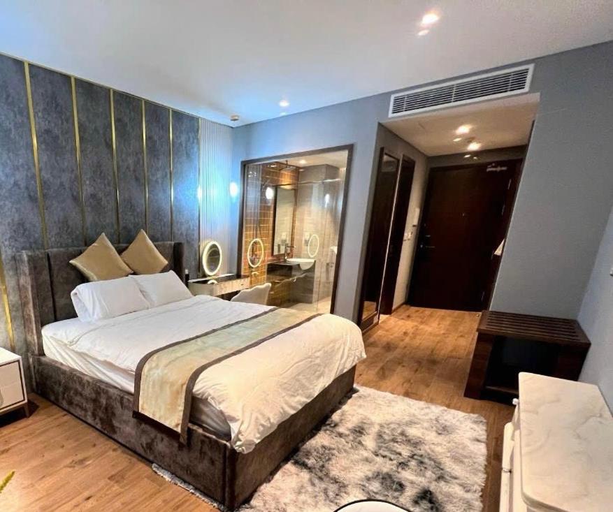a bedroom with a large bed in a room at M1921 Apec Mandala Cham Bay Condotel Mũi Né in Ấp Thiẹn Ái