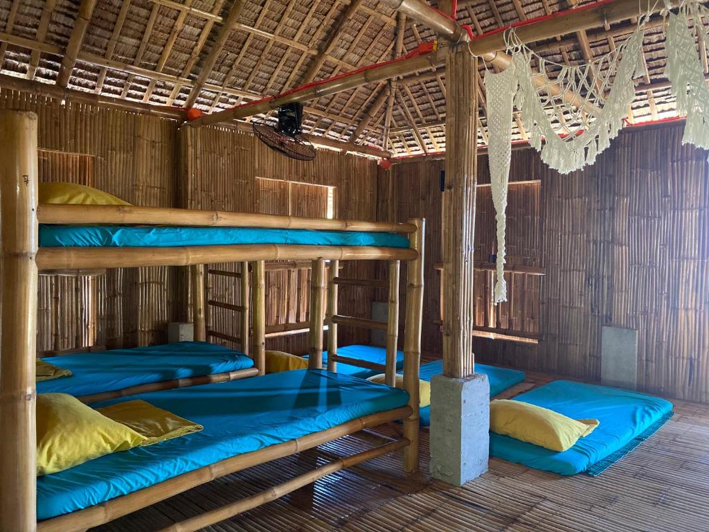 Palanda nebo palandy na pokoji v ubytování RUSTIQUE RUE Mabini - Hostel