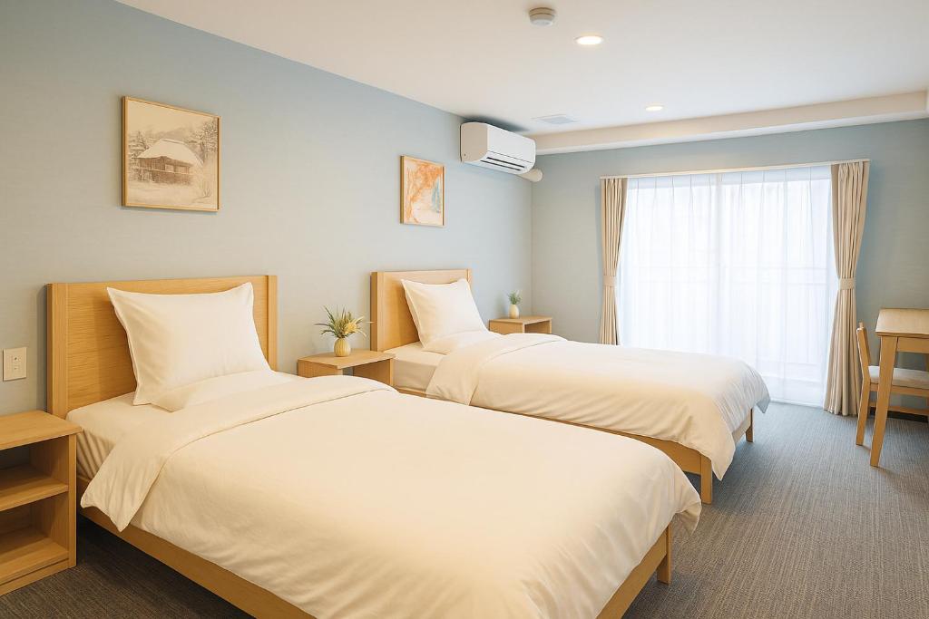 東京にあるAOMUGIHOTELOtsukaのベッドが2つと窓があるホテルの部屋