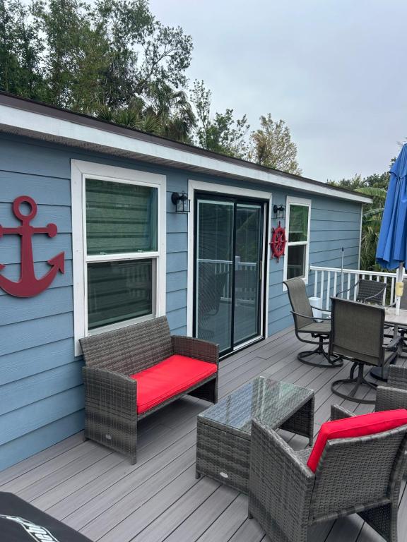 Perfect Getaway-Lovely Cottage House- Near Beaches في نوكوميس: منزل به كراسي وطاولة