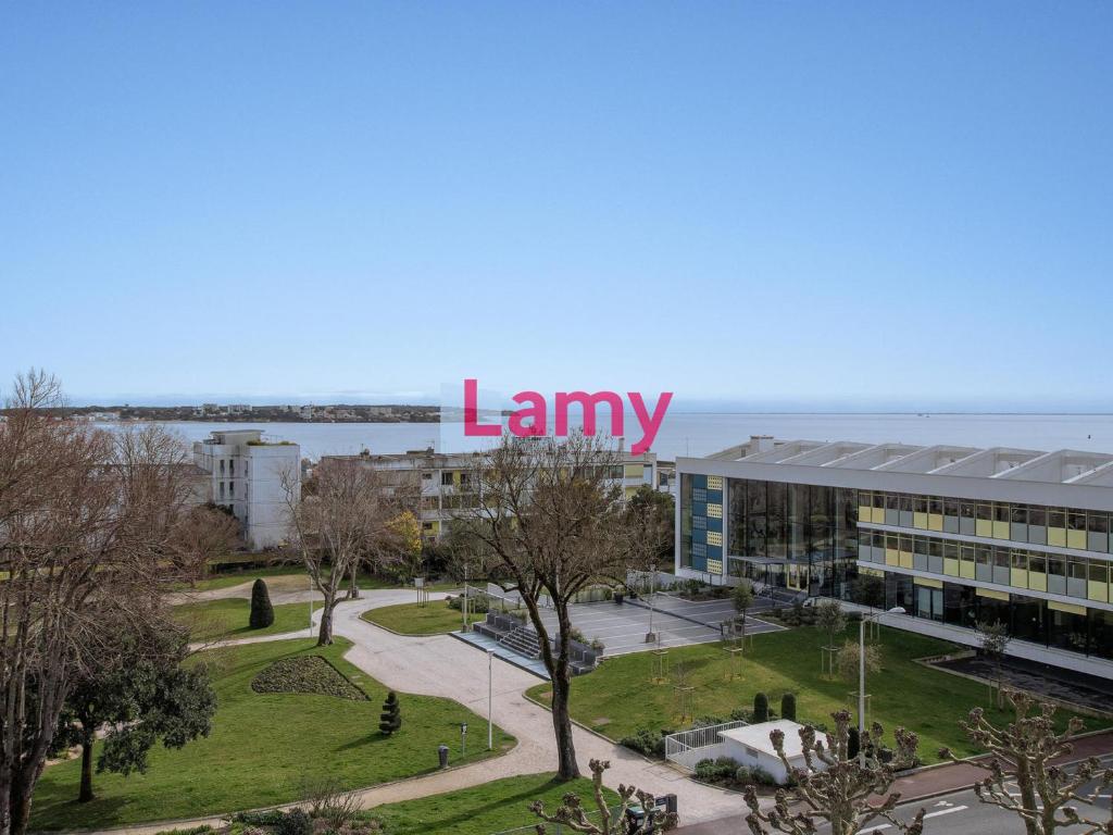 une image d'un grand bâtiment avec le mot campus dans l'établissement Studio cosy à Royan - 21m² pour 2 personnes - FR-1-550-92, à Royan