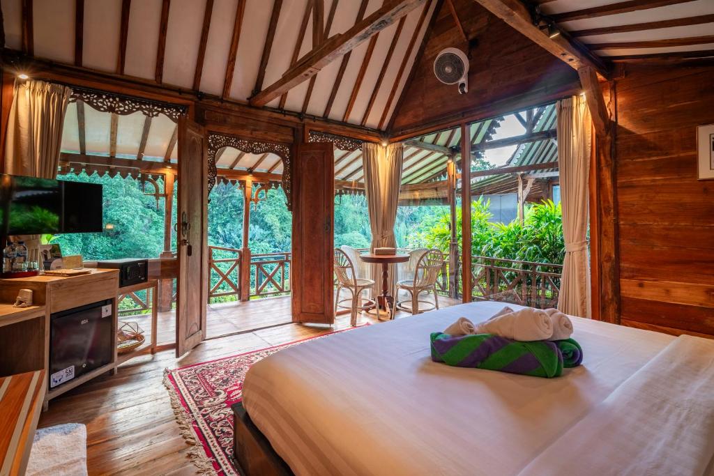 Postel nebo postele na pokoji v ubytování Kadewa Retreat Ubud - Adults Only