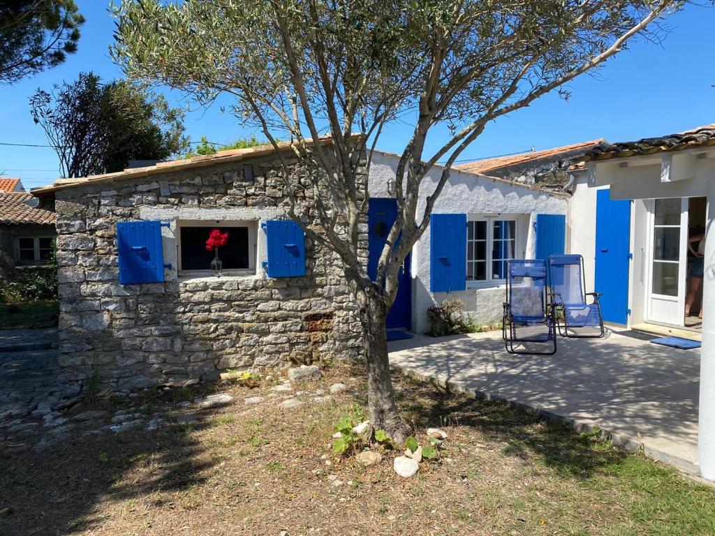 une maison avec une fenêtre avec une couronne de Noël dans l'établissement Grande maison familiale proche Phare Chassiron, idéale pour 10 pers. - FR-1-778-53, à Saint-Denis-dʼOléron