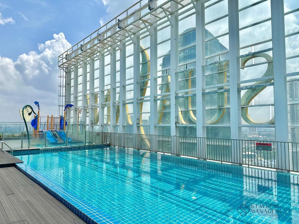 Πισίνα στο ή κοντά στο Suasana Residence Near CIQ Johor Bahru by Stayrene