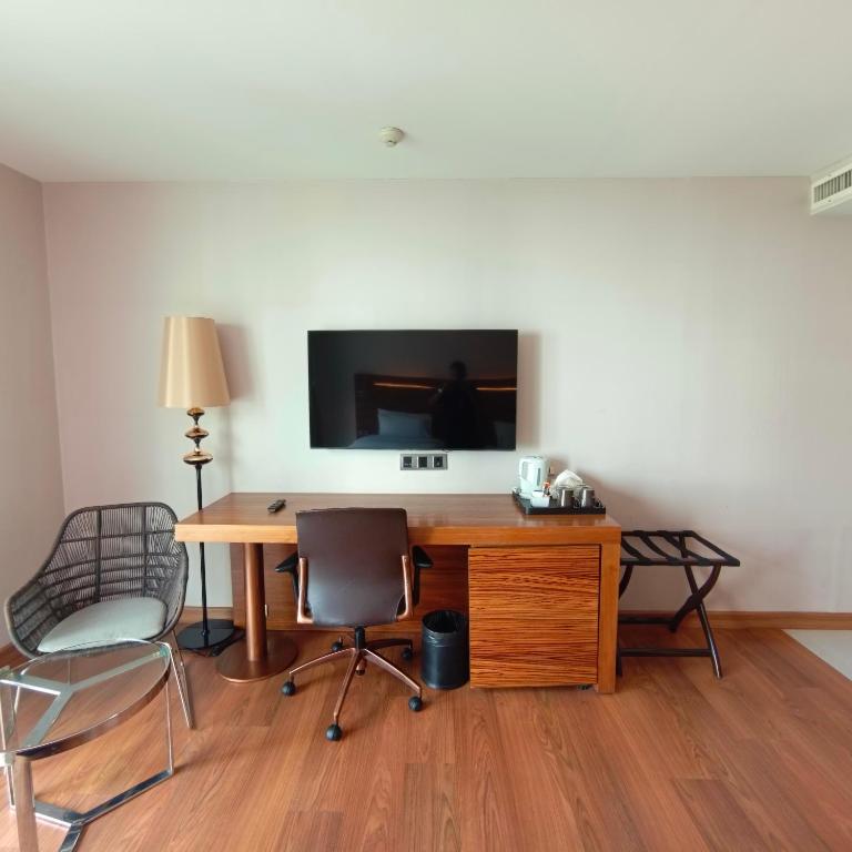 TV a/nebo společenská místnost v ubytování Sacha's Hotel Uno