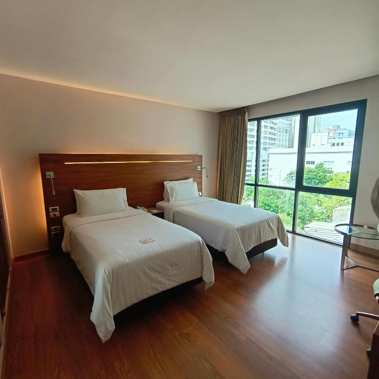 Postel nebo postele na pokoji v ubytování Sacha's Hotel Uno