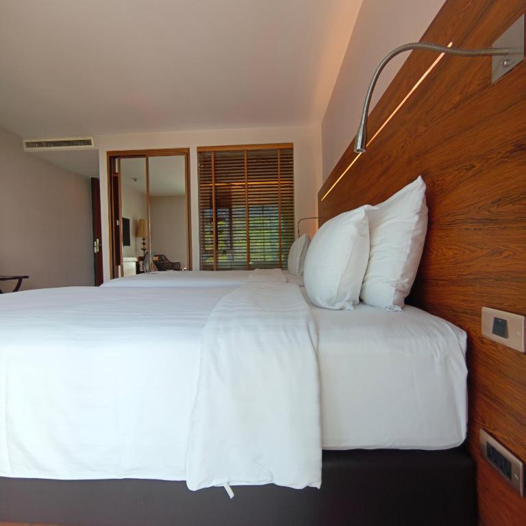Postel nebo postele na pokoji v ubytování Sacha's Hotel Uno