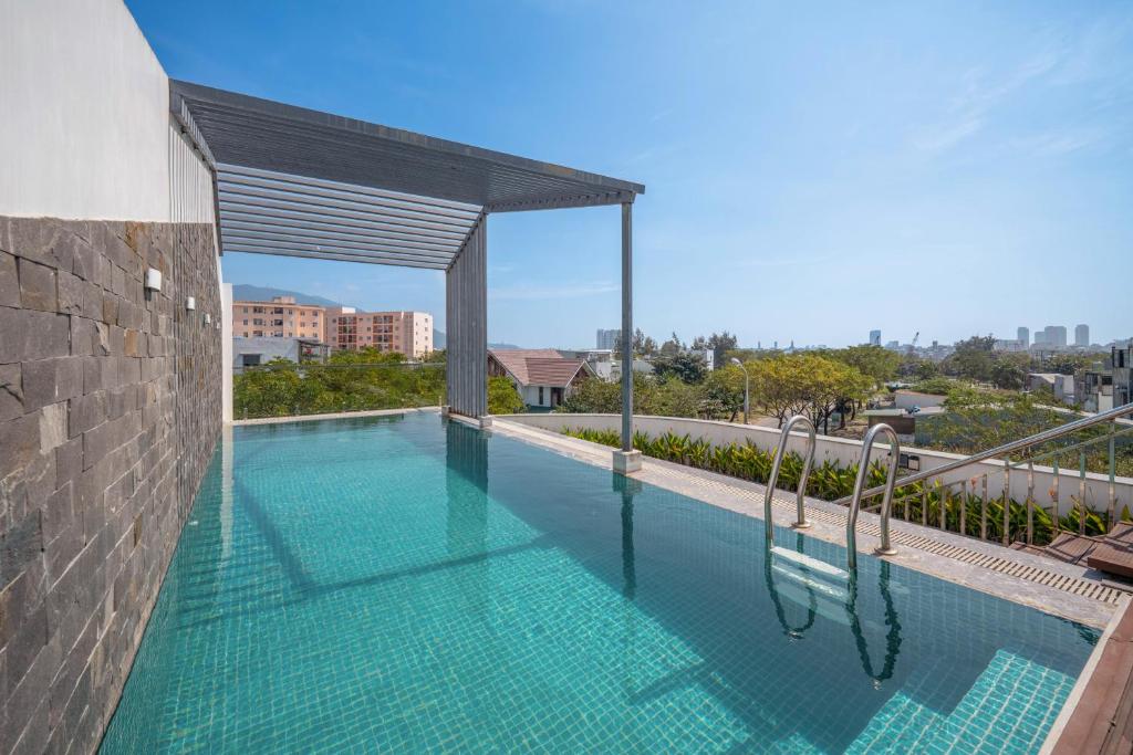 a swimming pool on top of a building at Hùng Villa 5br Full Ac Quite -Rooftop Pool- Bida- New in Da Nang