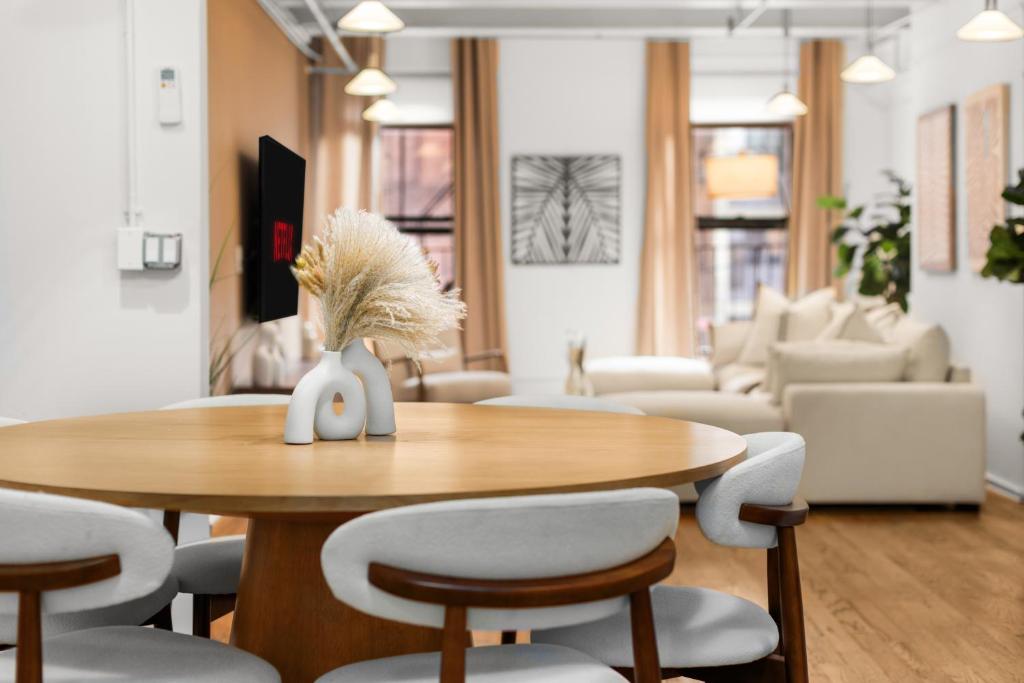 Posezení v ubytování Spacious 3 Bedroom Gem in Trendy Dumbo!