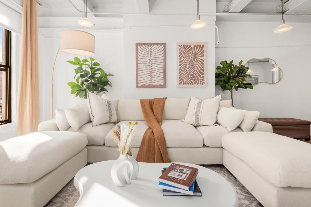 Posezení v ubytování Spacious 3 Bedroom Gem in Trendy Dumbo!