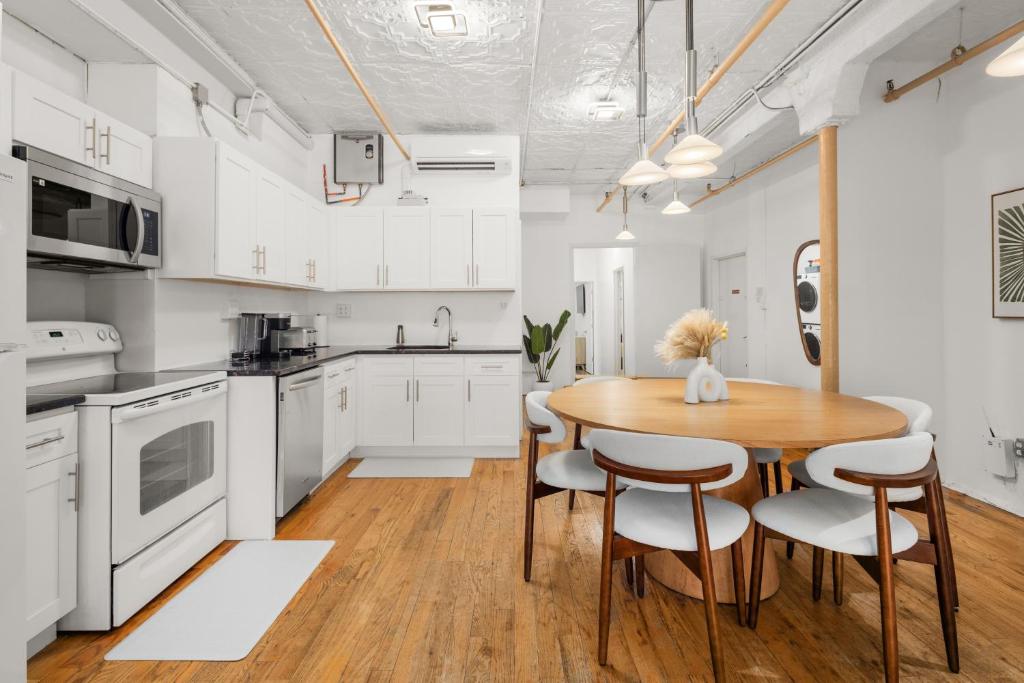 Kuchyň nebo kuchyňský kout v ubytování Spacious 3 Bedroom Gem in Trendy Dumbo!