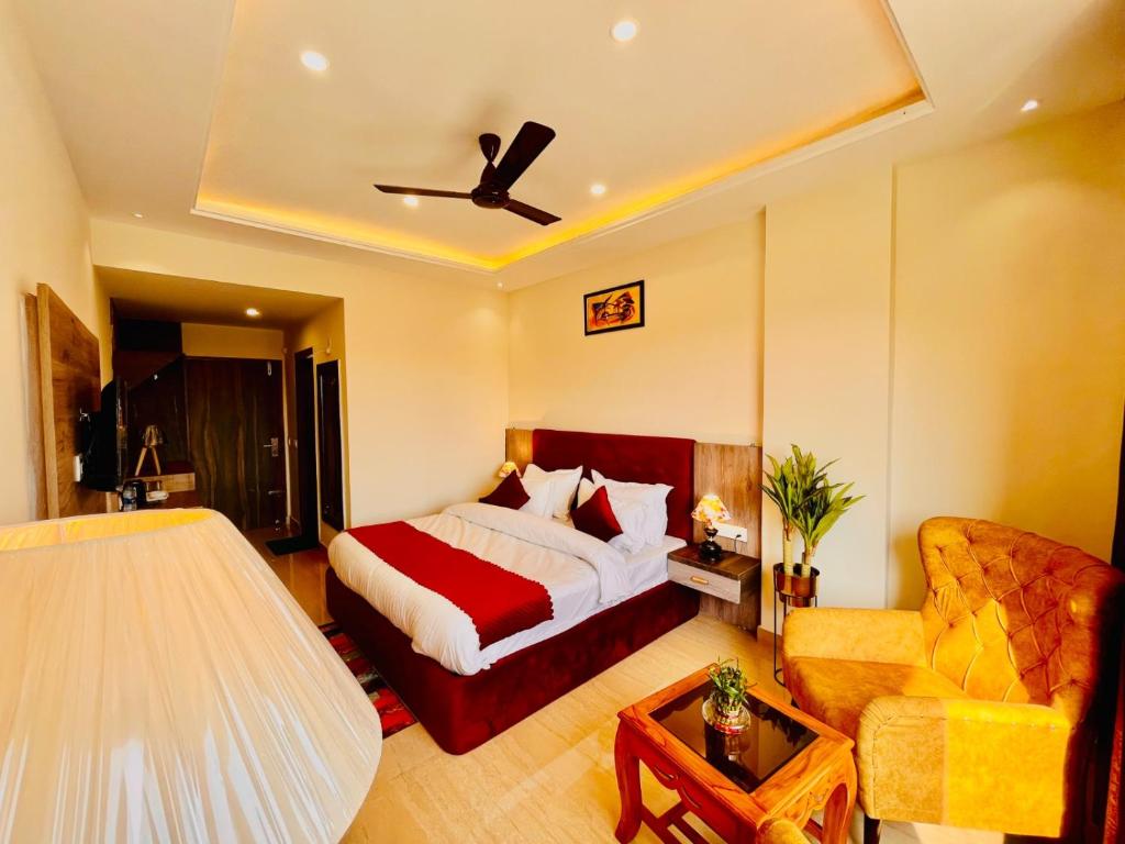 Postel nebo postele na pokoji v ubytování Hotel Ganges Blossam, Top Rated & Most Awarded Hotel In Haridwar