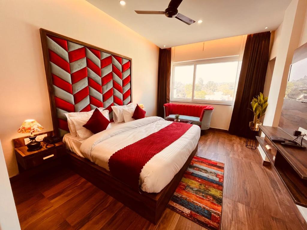 Postel nebo postele na pokoji v ubytování Hotel Ganges Blossam, Top Rated & Most Awarded Hotel In Haridwar