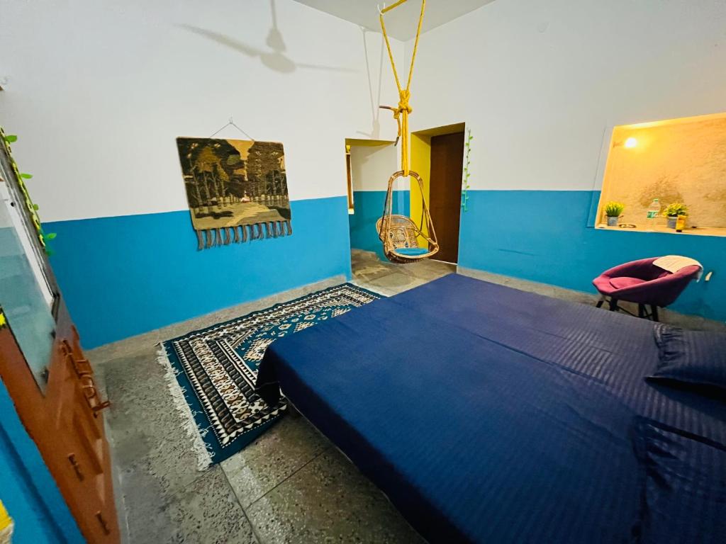 Ένα ή περισσότερα κρεβάτια σε δωμάτιο στο Shri Krishna Bhawan