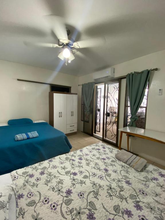 Postel nebo postele na pokoji v ubytování Cozy Home