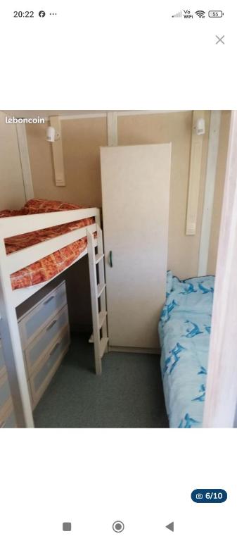 - une petite chambre avec des lits superposés et une porte dans l'établissement Chalet près de la plage, à Sorbo-Ocagnano