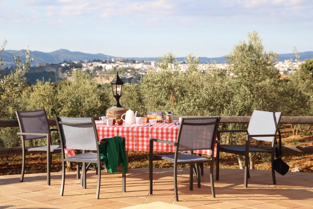 una mesa y sillas en un patio con vistas en Casa Escalona, en Ronda