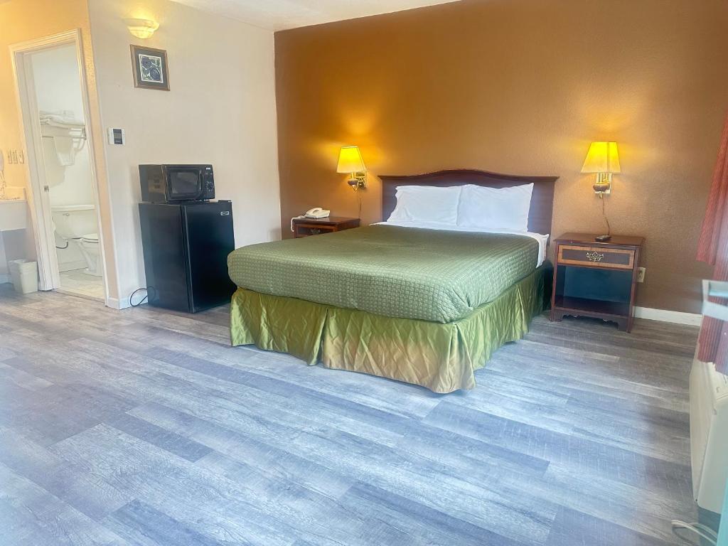 Royal Inn - Deluxe Queen Room