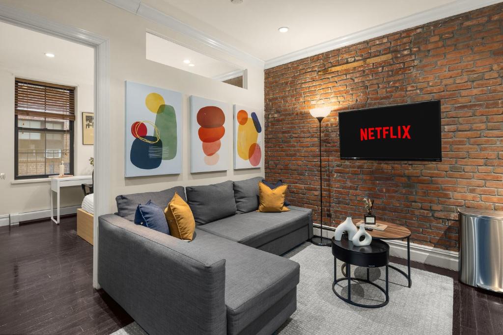 TV a/nebo společenská místnost v ubytování Hudson Yard comfort in the heart of Manhattan