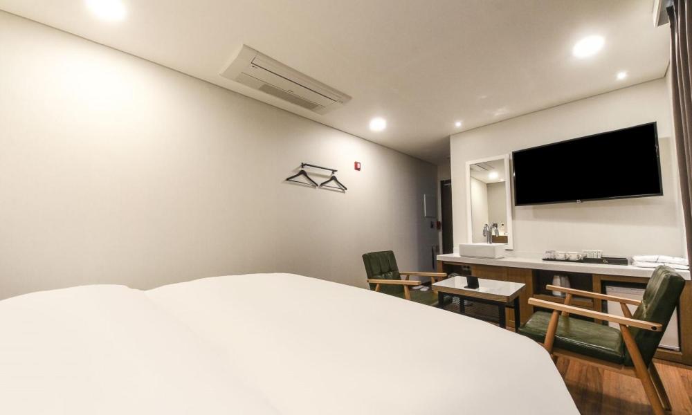 TV a/nebo společenská místnost v ubytování Anyang CNC Hotel