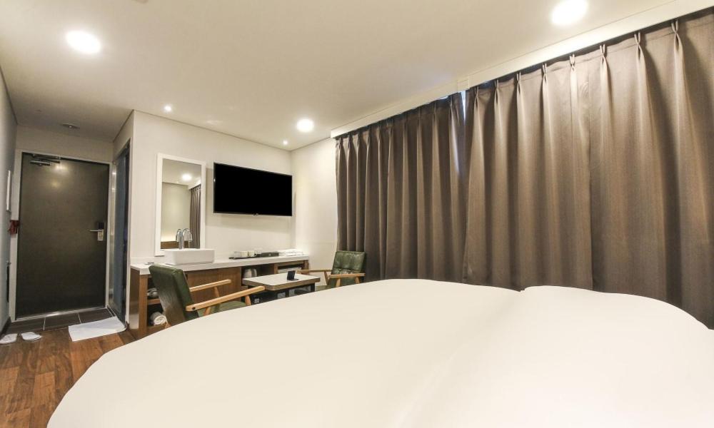 TV a/nebo společenská místnost v ubytování Anyang CNC Hotel