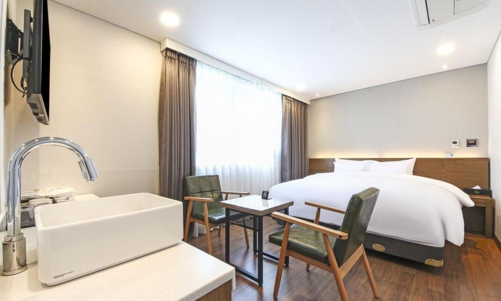 Postel nebo postele na pokoji v ubytování Anyang CNC Hotel