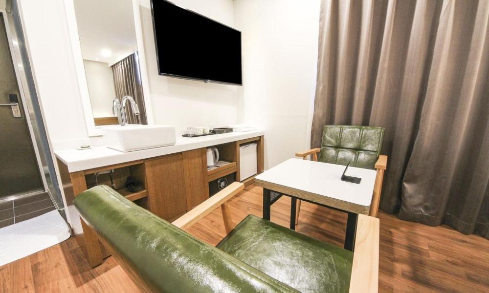TV a/nebo společenská místnost v ubytování Anyang CNC Hotel