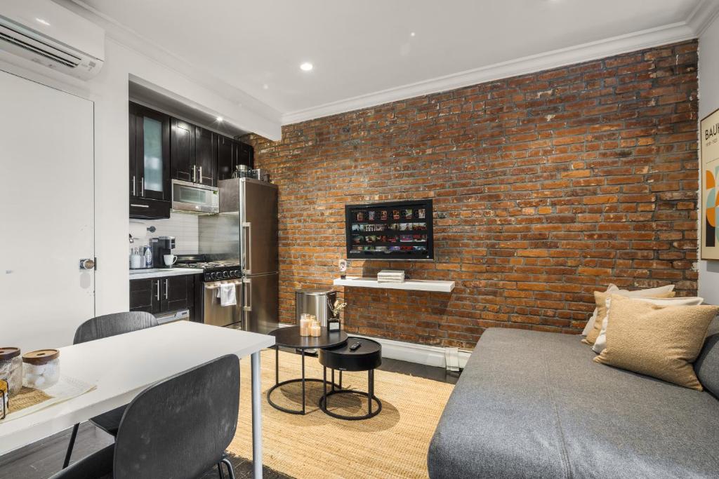 Kuchyň nebo kuchyňský kout v ubytování Rustic NYC Apartment in Trendy Hudson Yard