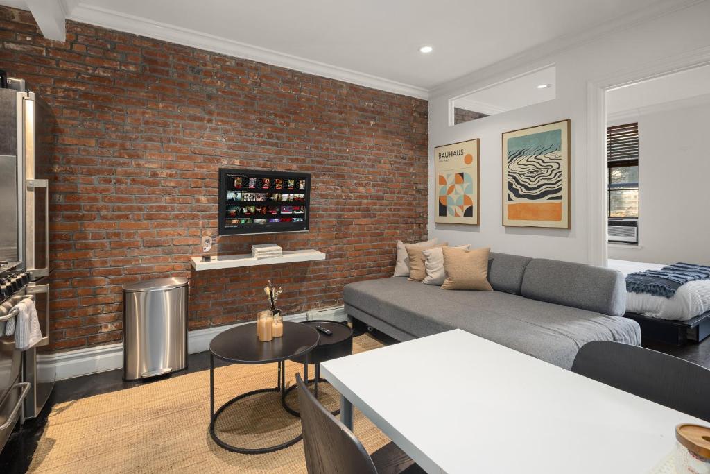 Posezení v ubytování Rustic NYC Apartment in Trendy Hudson Yard