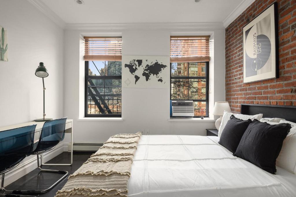 Postel nebo postele na pokoji v ubytování Rustic NYC Apartment in Trendy Hudson Yard