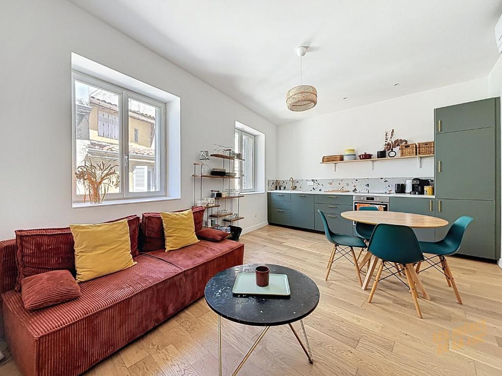 un salon avec un canapé et une table dans l'établissement Magnifique Appartement - Centre du Panier - Design - Les Frères de la Loc', à Marseille