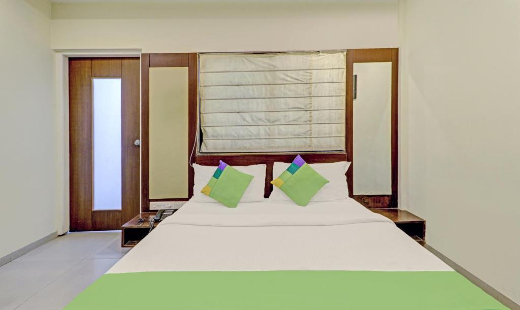 Postel nebo postele na pokoji v ubytování Loharkar Hotel