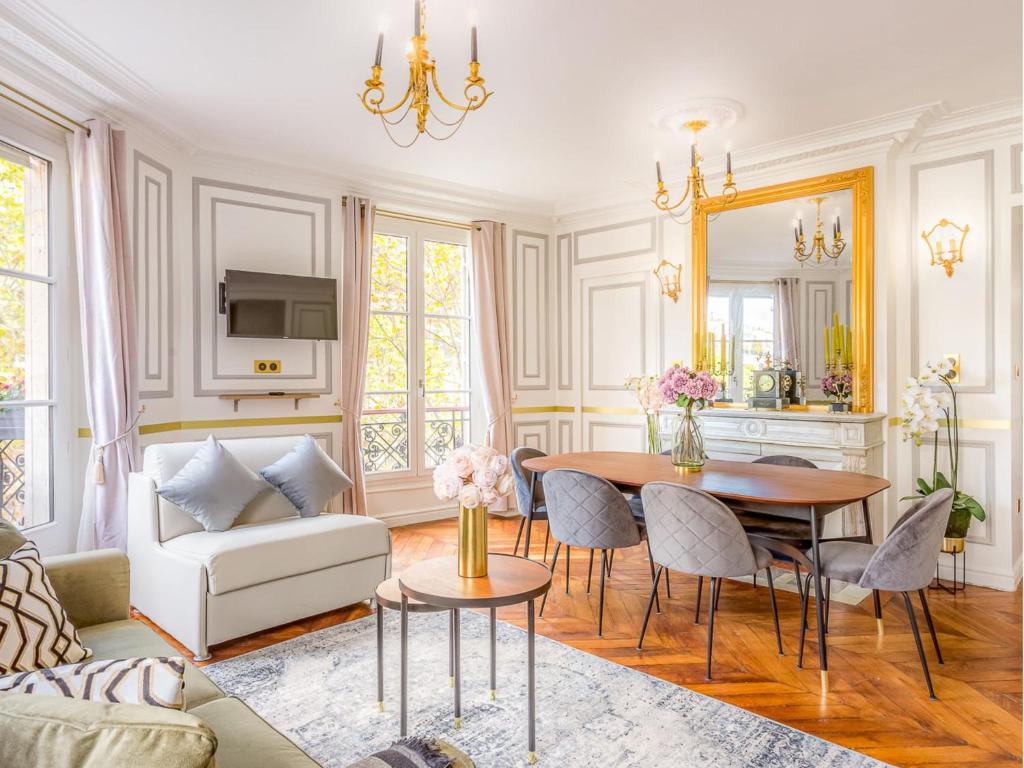 un salon avec une table et un canapé dans l'établissement Merveil - Luxury Suite - Louvre -Sebastopol I, à Paris