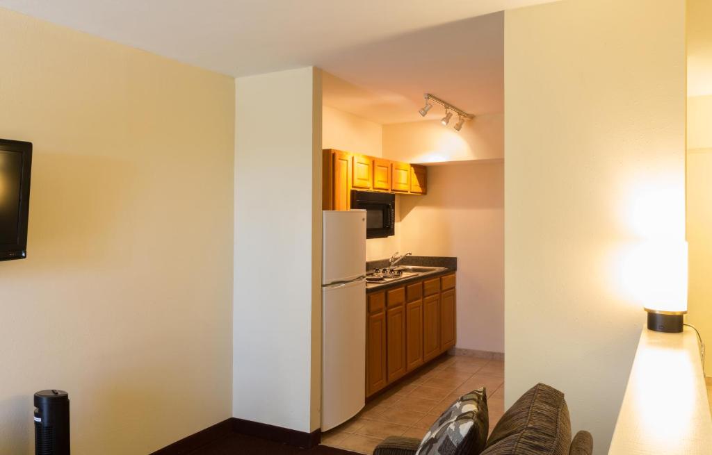 Marina Inn & Suites Chalmette-New Orleans - King Kitchenette Suite - Non-fumeur