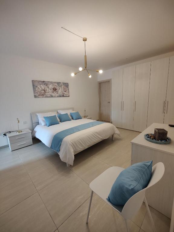 Postel nebo postele na pokoji v ubytování Modern Apartment in Marsaxlokk