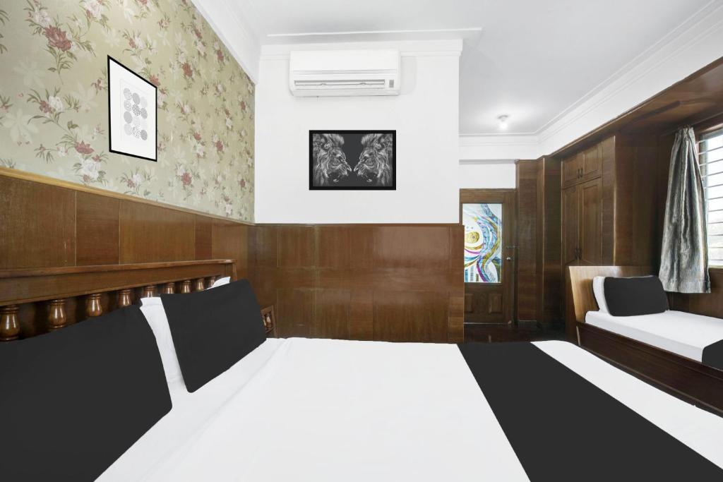 Postel nebo postele na pokoji v ubytování Super Townhouse Mysore City Centre Formerly Hotel Mahendra
